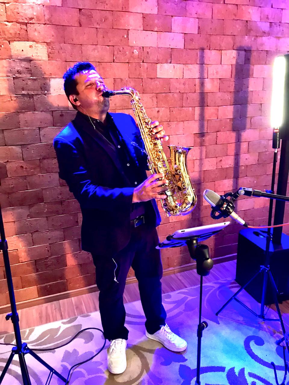 Felipe tocando saxofone durante uma apresentação ao vivo