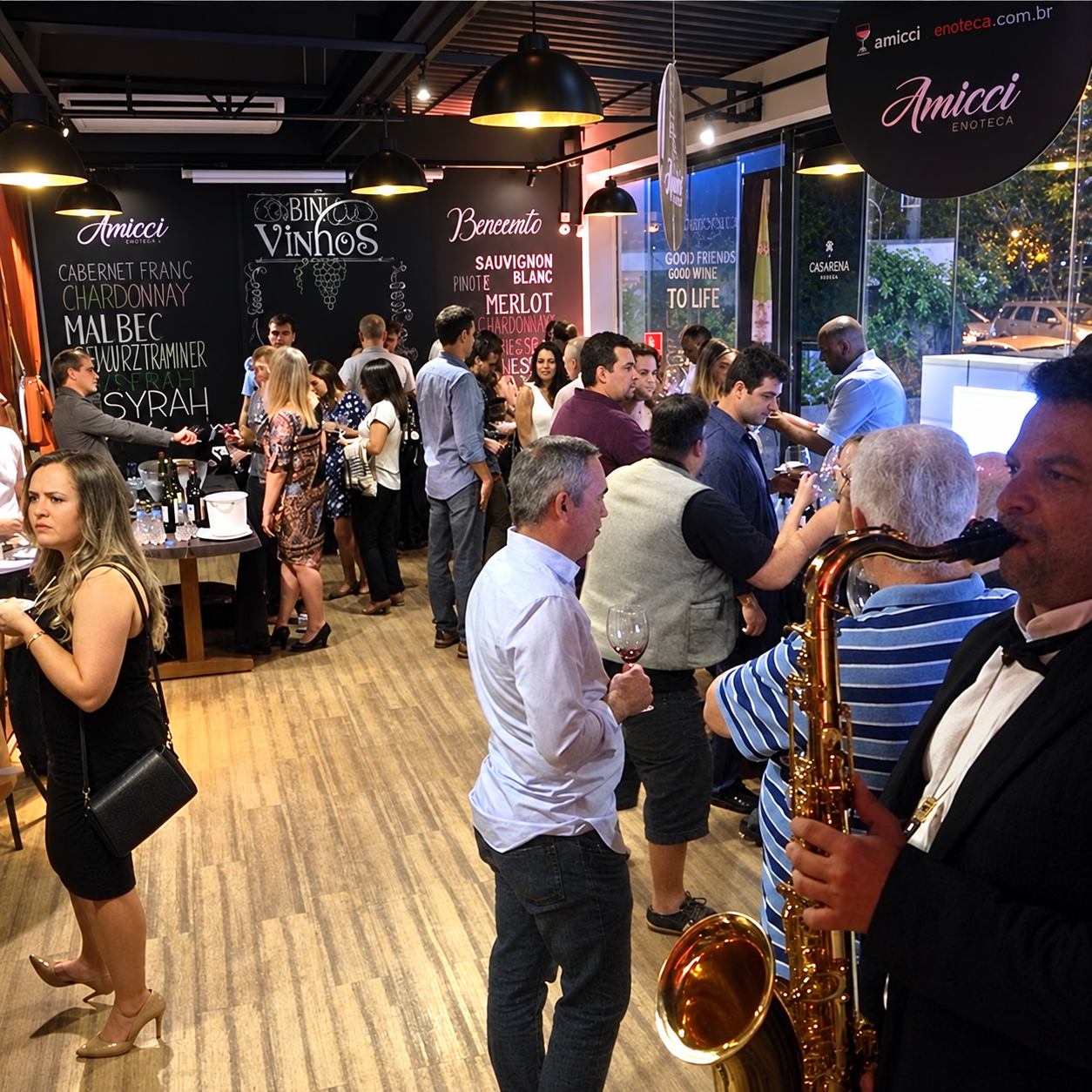 Felipe com saxofone durante um evento de vinhos no restaurante Amicci, em dezembro de 2017