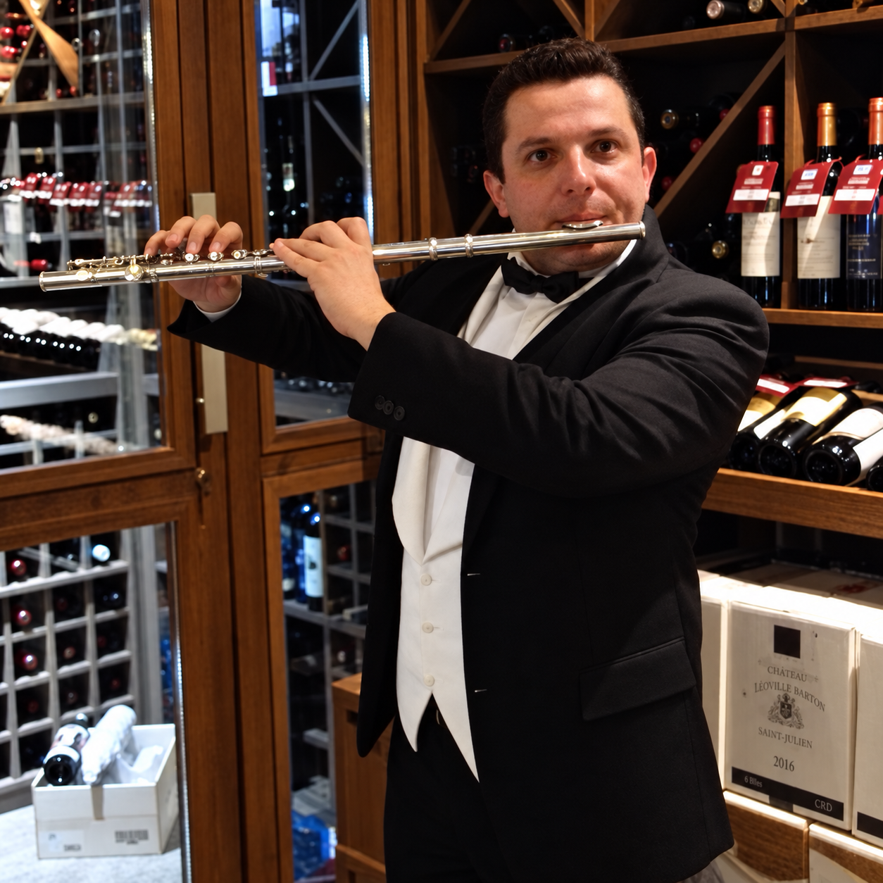Felipe tocando flauta transversal em apresentação no restaurante Amicci, em São José dos Campos